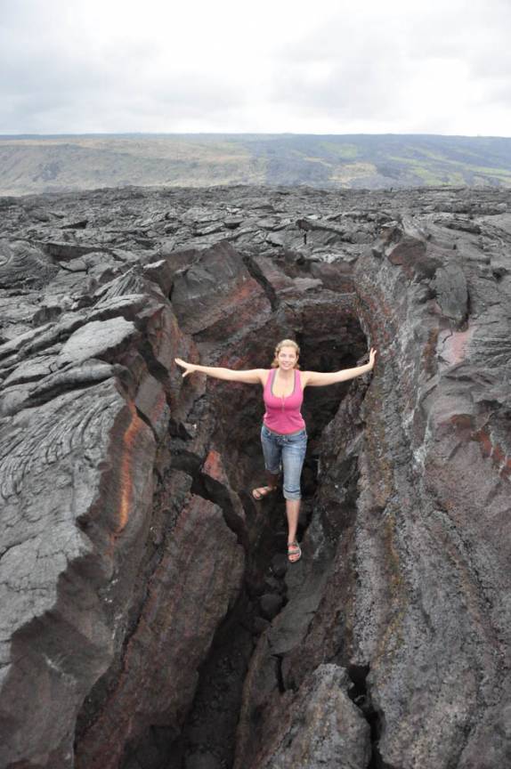 Explorando um gigantesco campo de lava endurecida, no Volcanoes National Park, em Volcano, na Big Island, no Havaí
